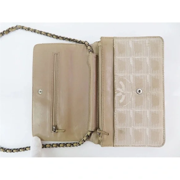 CHANEL Beige Crossbody Bag with Chain Strap - Picture 9 of 16